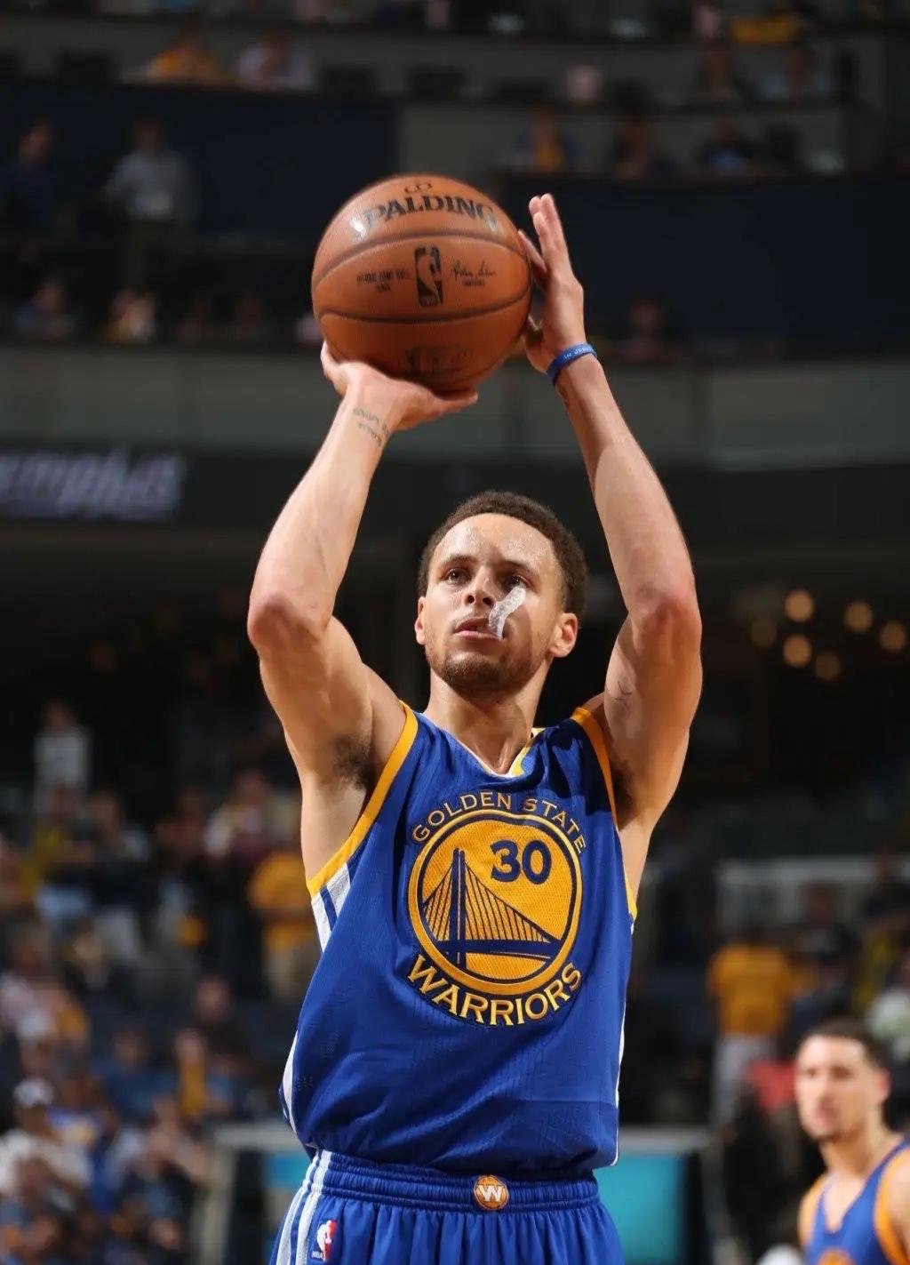 刚刚！库里爆冷击败巴黎圣日耳曼辽宁本钢清晨篮板制胜，切尔西围绕欧联官宣签约的简单介绍